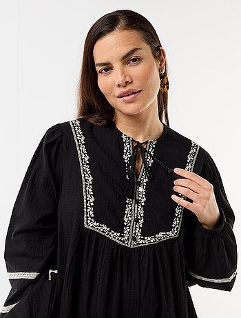 Robe bouffante de maternité avec broderies