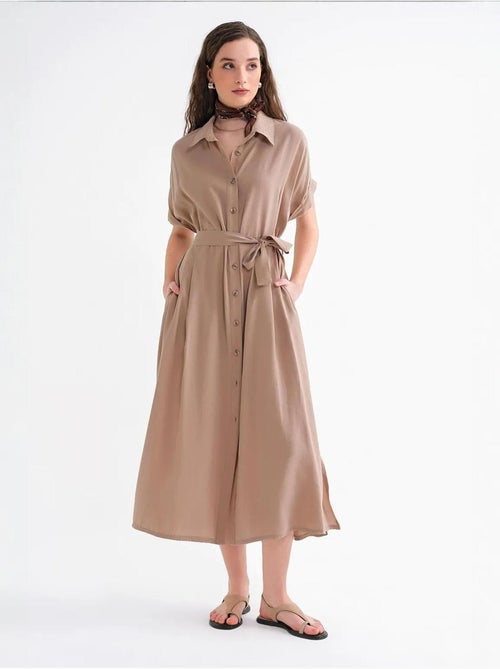 Robe chemise mi-longue à col en v et cordon de serrage mixray - Kiabi Robe chemise mi-longue à col en v et cordon de serrage mixray - Kiabi