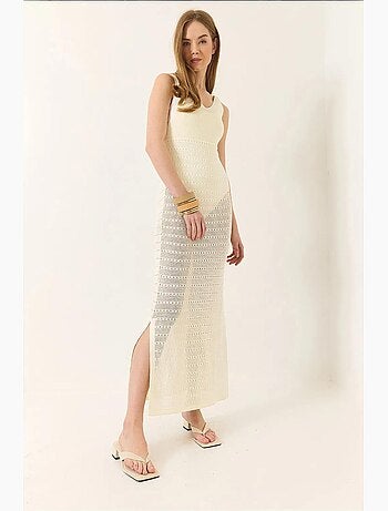 Robe col en v avec fentes et détails ajourés lucci