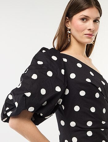 Robe courte à col asymétrique