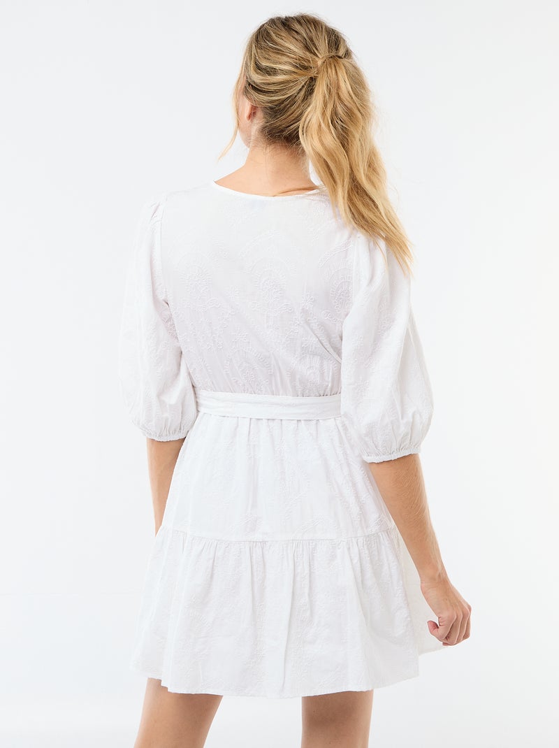 Robe courte à étage avec broderies anglaises Blanc - Kiabi