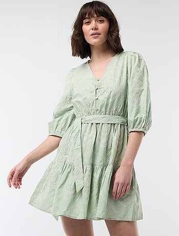 Robe courte à étage avec broderies anglaises