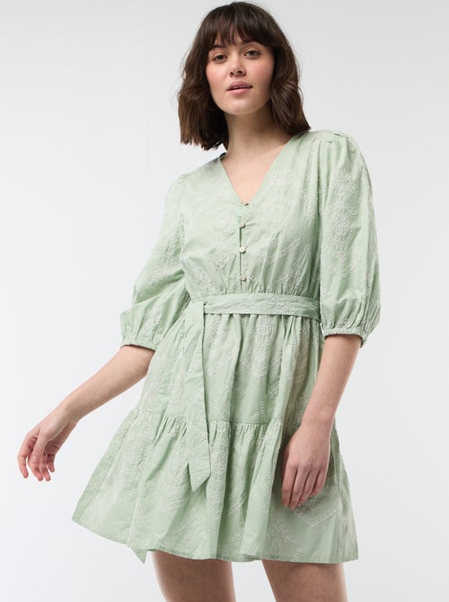 Robe courte à étage avec broderies anglaises - Kiabi