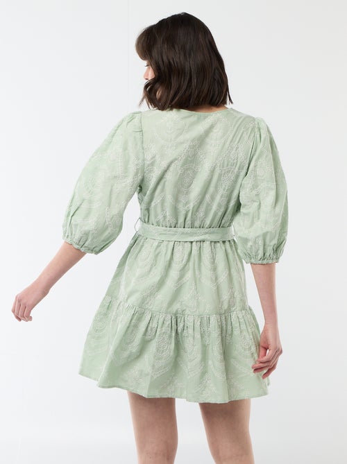 Robe courte à étage avec broderies anglaises - Kiabi