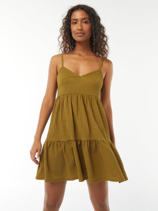 Robe courte à étages avec bretelles