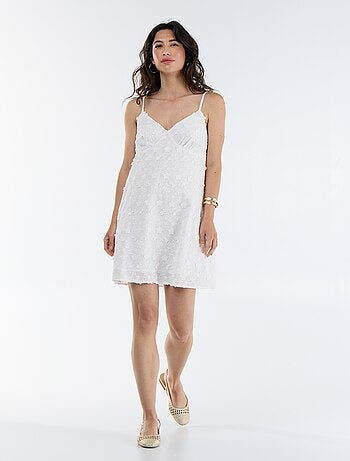 Robe courte à fines bretelles avec broderies all-over