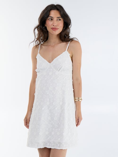 Robe courte à fines bretelles avec broderies all-over - Kiabi