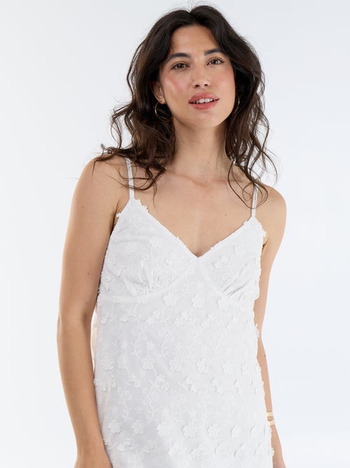 Robe courte à fines bretelles avec broderies all-over - Kiabi