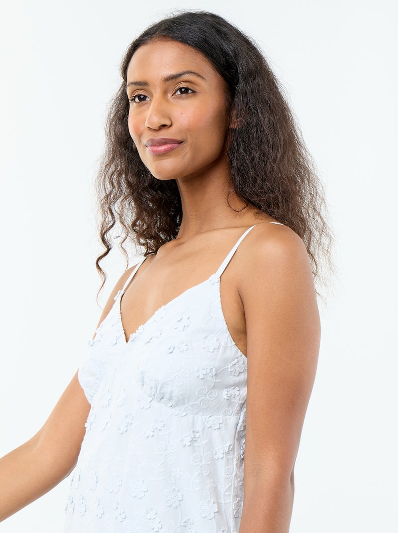 Robe courte à fines bretelles avec broderies all-over Bleu - Kiabi