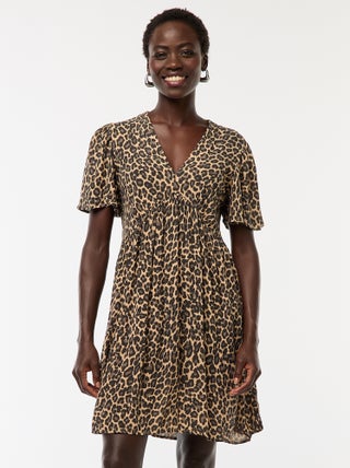 Robe courte à manches courtes avec base volantée