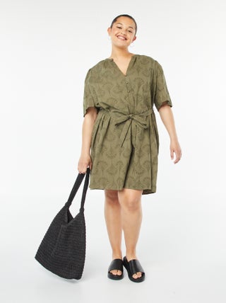 Robe courte avec broderie anglaise
