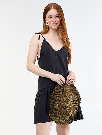 Robe courte avec fines bretelles et base volantée