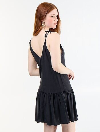Robe courte avec fines bretelles et base volantée