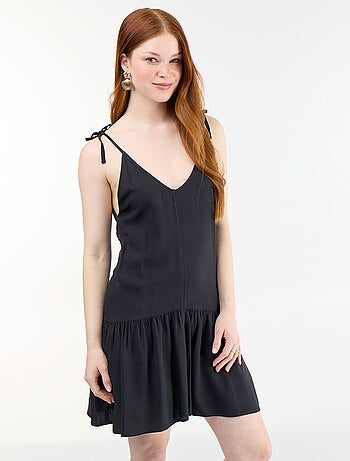 Robe courte avec fines bretelles et base volantée
