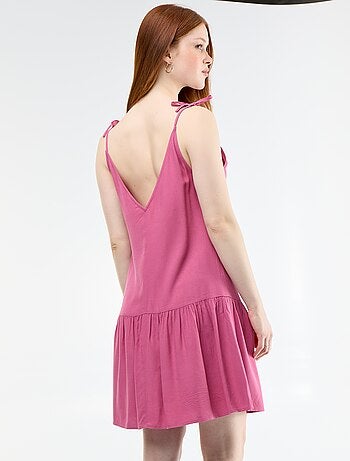 Robe courte avec fines bretelles et base volantée