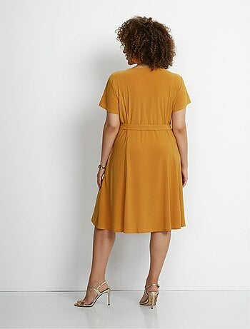Robe courte ceinturée col V