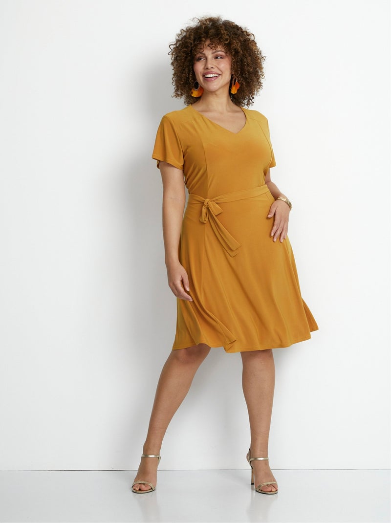 Robe courte ceinturée col V Jaune - Kiabi