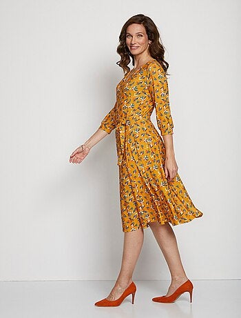 Robe courte ceinturée col V manches 3/4