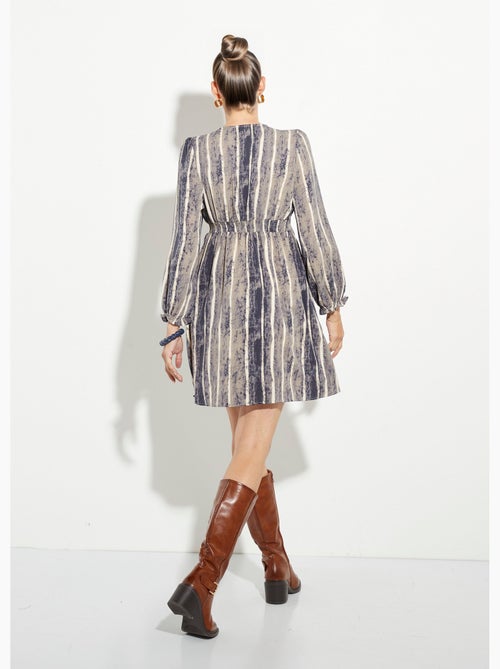 Robe courte col V taille haute plissée - AFIBEL - Kiabi Robe courte col V taille haute plissée - AFIBEL - Kiabi