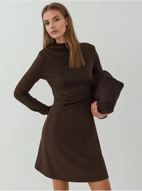 Robe courte drapée à col rond hiccup - Kiabi Robe courte drapée à col rond hiccup - Kiabi