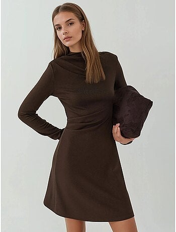 Robe courte drapée à col rond