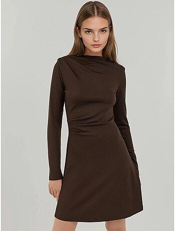 Robe courte drapée à col rond
