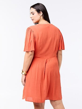 Robe courte en matière crêpée