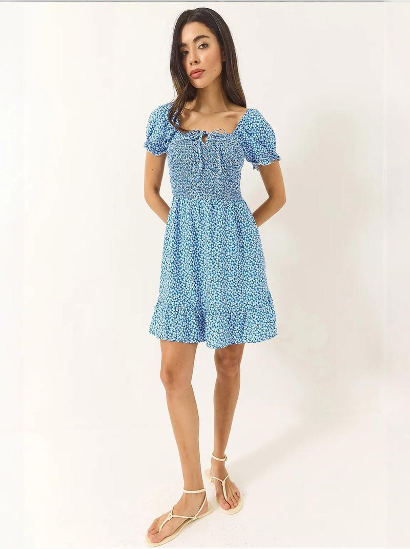 Robe courte en viscose guipure à manches bouffantes et motifs marguerites bianco lucci Bleu clair - Kiabi