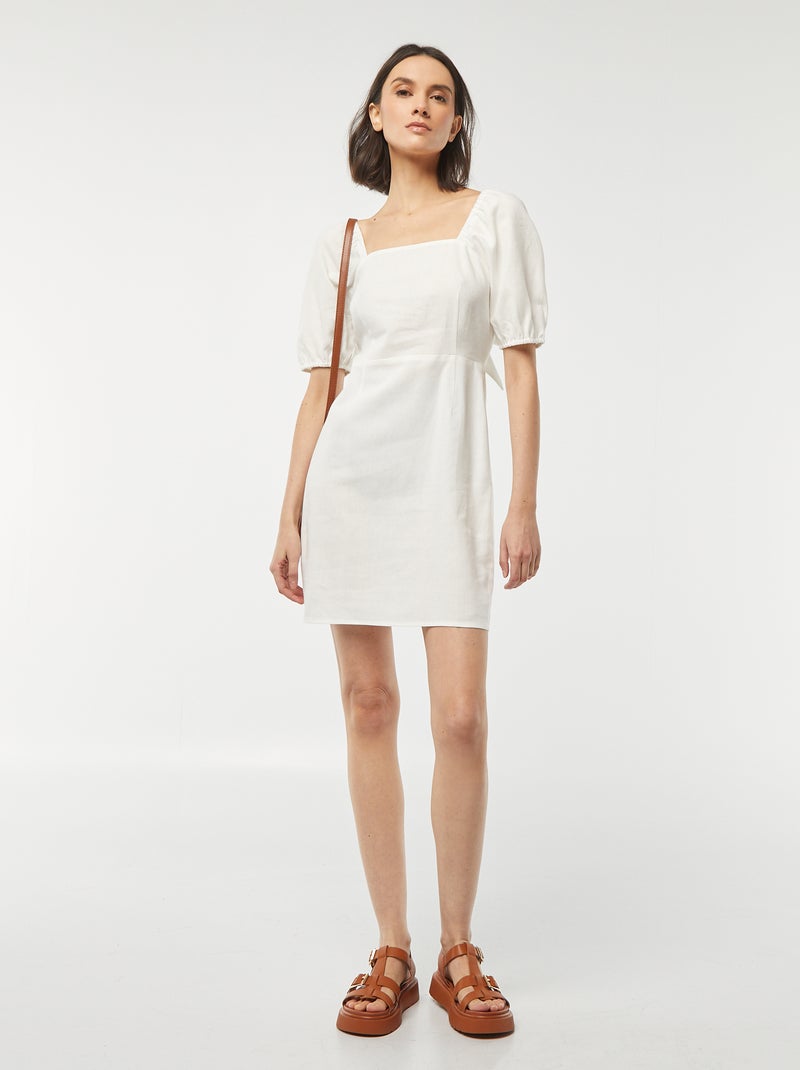 Robe courte évasée avec ouverture par un nœud au dos blanc - Kiabi