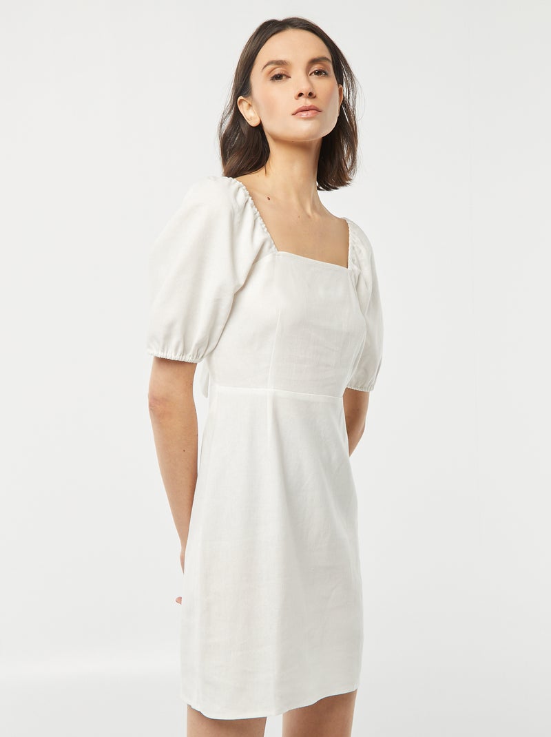 Robe courte évasée avec ouverture par un nœud au dos blanc - Kiabi