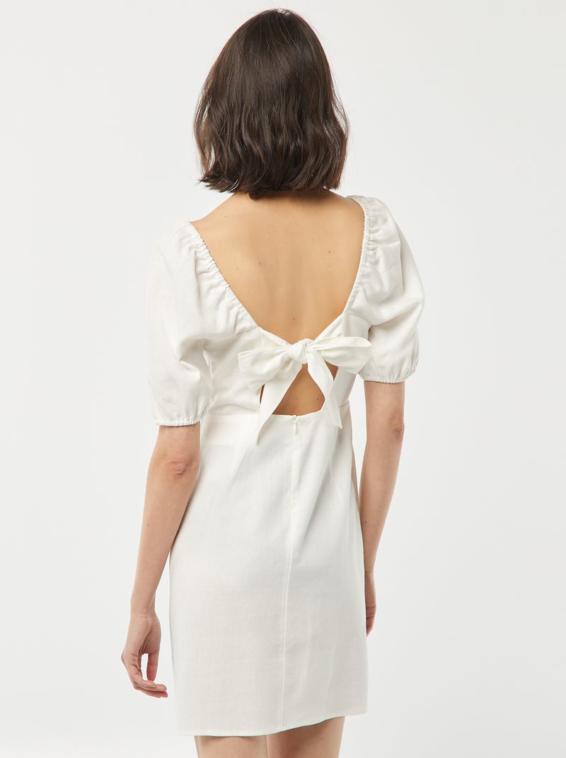 Robe courte évasée avec ouverture par un nœud au dos blanc - Kiabi