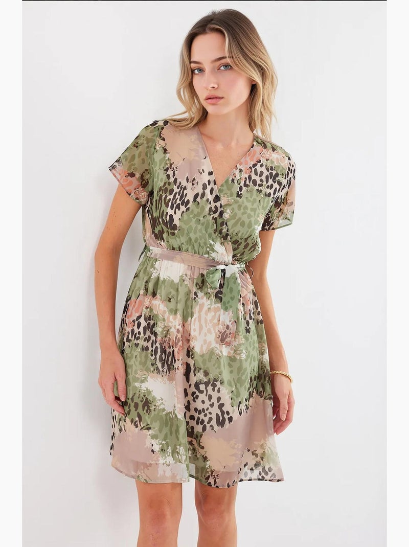 Robe courte fleurie à col v et ceinture bdart Vert émeraude - Kiabi