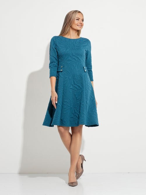Robe courte galbée jacquard reliefé - Kiabi