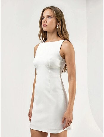 Robe courte moulante à col rond