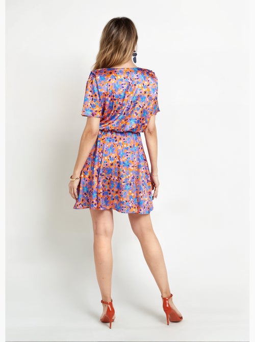 Robe courte satinée col V, motif fleuri - Afibel - Kiabi Robe courte satinée col V, motif fleuri - Afibel - Kiabi