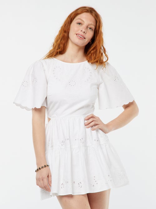Robe courte unie avec broderies anglaises - Kiabi