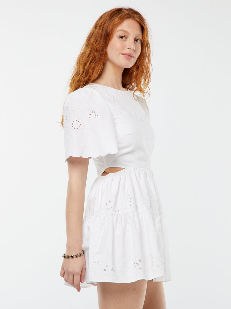 Robe courte unie avec broderies anglaises BLANC - Kiabi