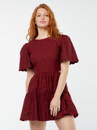 Robe courte unie avec broderies anglaises