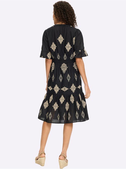 Robe En Coton Magnifique Broderie - Taille Standard - Helline - Kiabi Robe En Coton Magnifique Broderie - Taille Standard - Helline - Kiabi
