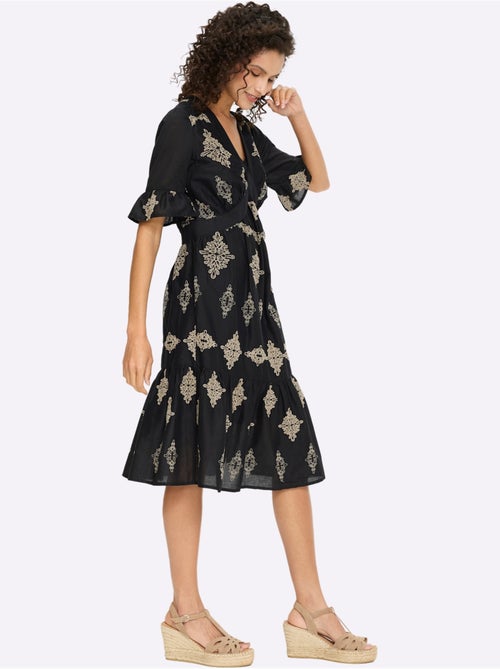 Robe En Coton Magnifique Broderie - Taille Standard - Helline - Kiabi Robe En Coton Magnifique Broderie - Taille Standard - Helline - Kiabi