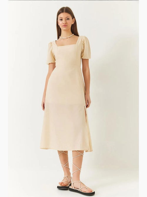 Robe en lin à manches bouffantes, col carré et fente dans le dos de bianco lucci - Kiabi Robe en lin à manches bouffantes, col carré et fente dans le dos de bianco lucci - Kiabi