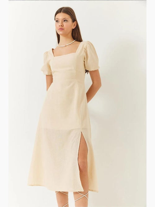 Robe en lin à manches bouffantes, col carré et fente dans le dos de bianco lucci - Kiabi Robe en lin à manches bouffantes, col carré et fente dans le dos de bianco lucci - Kiabi