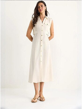 Robe en lin bianco avec boutons dorés et détails à la taille lucci
