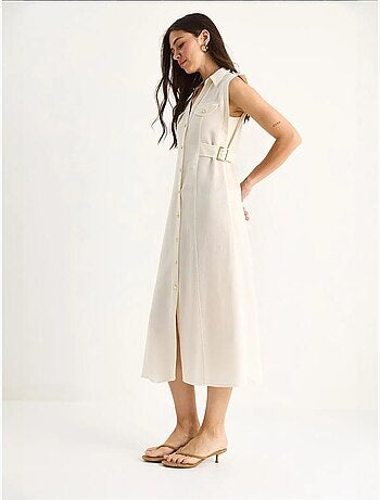 Robe en lin bianco avec boutons dorés et détails à la taille lucci