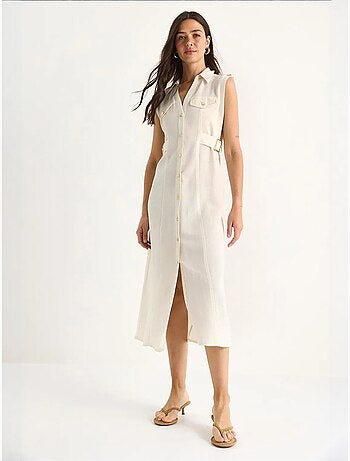 Robe en lin bianco avec boutons dorés et détails à la taille lucci