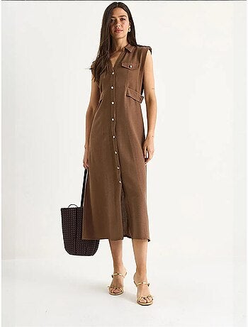 Robe en lin bianco avec boutons dorés et détails à la taille lucci