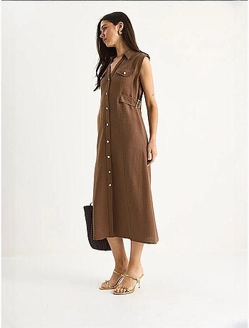 Robe en lin bianco avec boutons dorés et détails à la taille lucci
