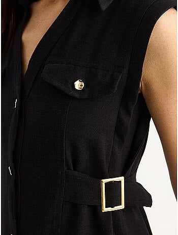 Robe en lin bianco avec boutons dorés et détails à la taille lucci