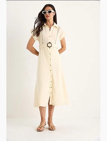 Robe en mousseline avec détails en dentelle, fermeture à boutons, ceinture et doublure lucci