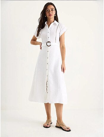 Robe en mousseline bianco avec détails en dentelle, fermeture à boutons, ceinture et doublure lucci